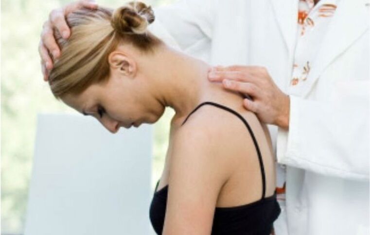 To detect osteochondrosis of the spine, the doctor conducts a visual examination