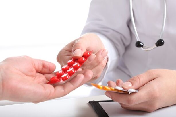 The doctor gives pills to treat osteochondrosis